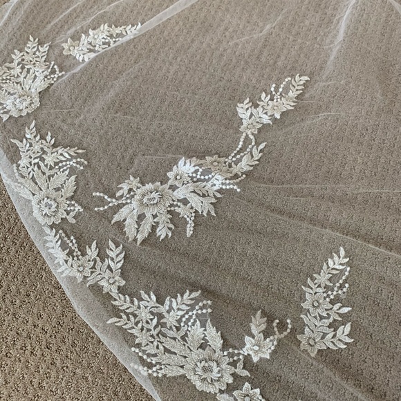 STUNING PRONOVIAS CATHEDRAL VEIL!! NWT - Picture 7 of 12